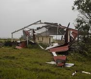 Trozos de techo yacían en el suelo después del paso del huracán Grace, en Tecolutla, estado de Veracruz, México.