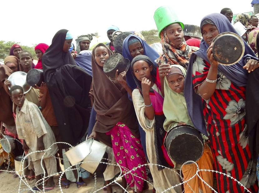Refugiados somalíes esperan la ayuda humanitaria en largas filas en un campo de refugiados en Mogadiscio, Somalia. (EFE)