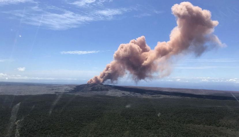 Columnas de ceniza de varios pies de altura se elevaron sobre el volcán Kilauea tras hacer erupción el jueves (AP).