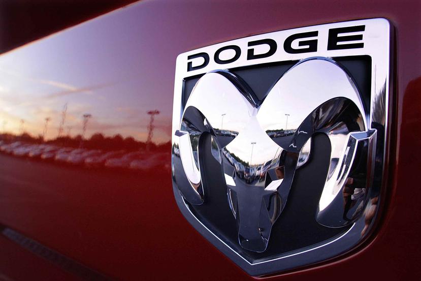 Logo de un vehículo Dodge Ram. (AP)