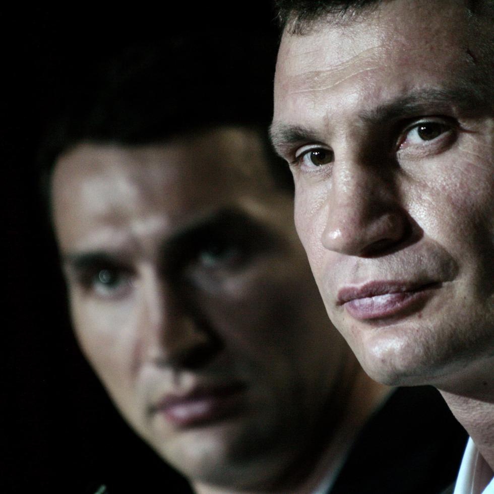 Desde la izquierda, Vitali y Wladimir Klitschko, exboxeadores ucranianos y campeones del mundo que ahora enfrentan otra pelea distinta: la defensa de Ucrania tras la invasión de los rusos.
