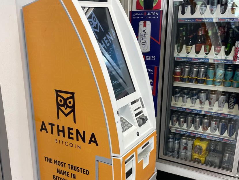 La OCIF prohibió a Athena operar sus cajeros automáticos para la compra de bitcoin en Puerto Rico por no tener licencia. En la foto, una de las máquinas de la empresa en una estación de gasolina en Naranjito.