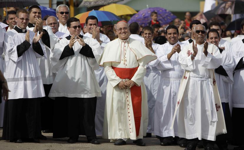 El cardenal Jaime Ortega, al centro, renunció a su nombramiento como arzobispo de La Habana al sobrepasar la edad de 75 años, tal y como establece el Código de Derecho Canónico. (Archivo / AP)