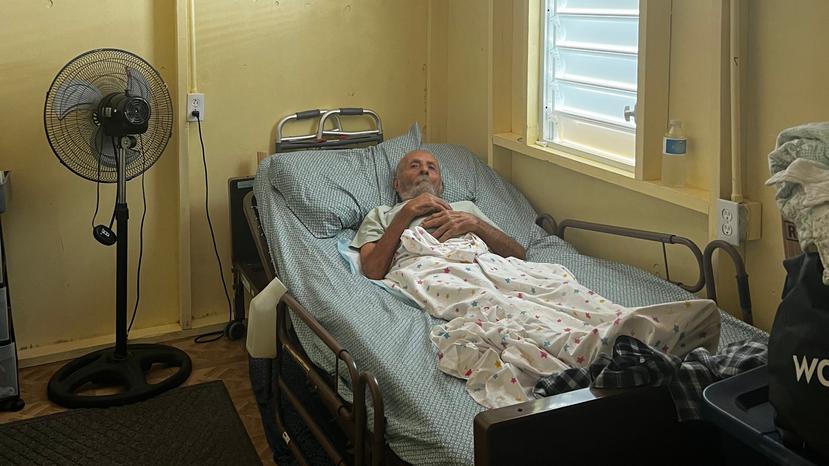 Ángel Pérez, de 88 años, es un paciente encamado en su residencia del barrio Tibes de Ponce, que carece de energía eléctrica y de generador.