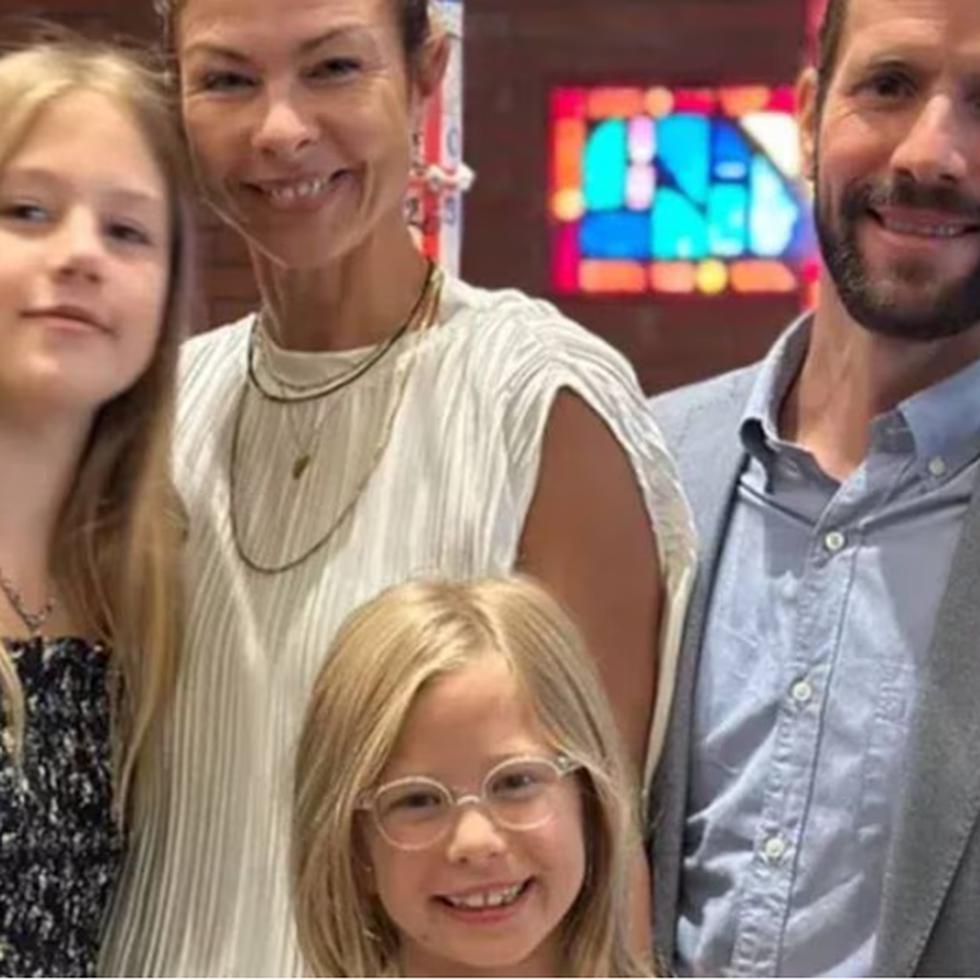 Christian Oliver junto a su esposa y sus dos hijas.