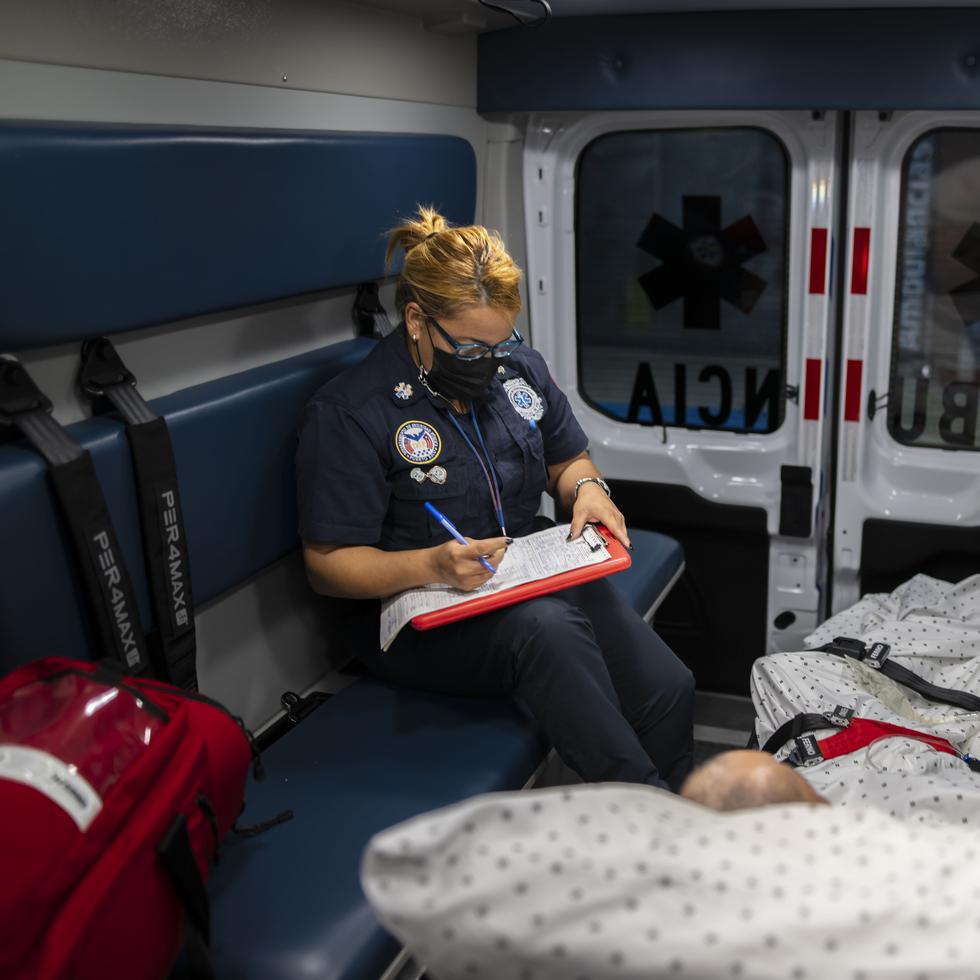 En la foto, Keila Rivera atiende un paciente en el interior de la ambulancia.