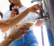 La Cervecería Pura Vida, de Cabo Rojo, propiedad de Rhaiza Casiano Pabón y Eileen Ruiz Toro, es una de muchas empresas locales que se dedican a la confección de cerveza.