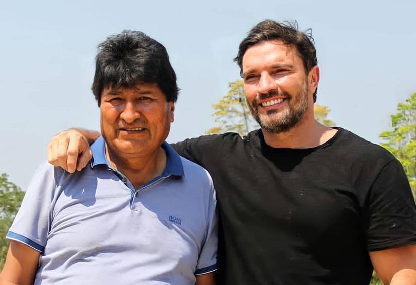 El ex presidente de Bolivia, Evo Morales, (izquierda), se encontró con Julián Gil (derecha), en su pueblo natal Isallavi, en Bolivia, donde grabaro varias entrevistas y segmentos para una serie documental.