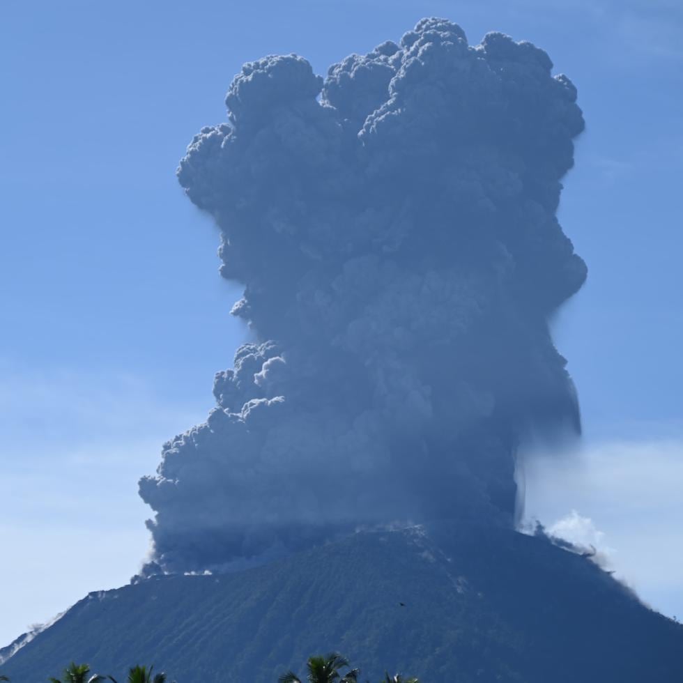 El volcán Ibu, en el este de Indonesia, entró este lunes en erupción y lanzó una columna de humo y ceniza de más de 16,000 pies de altura que se desplaza hacia el oeste, indicó el Instituto de Vulcanología indonesio (Magma).