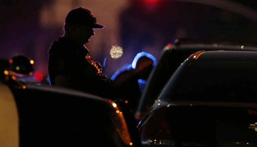 Un agente del orden resguarda una barricada cerca de una casa donde un sospechoso armado se atrincherar tras disparar contra una policía a de Sacramento. (AP)