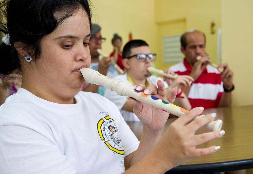 Jocelyn Parrilla toca la flauta en una de las clases que ofrece el Centro Cotuí como parte del diverso ofrecimiento educativo a jóvenes y adultos con impedimentos. La organización es la única que atiende a esa población en su zona.