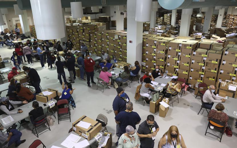 Imagen de empleados de la CEE haciendo el conteo de votos de Guánica.