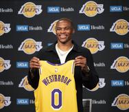 Russell Westbrook posa con su nuevo uniforme durante su presentación como miembro de los Lakers de Los Ángeles.