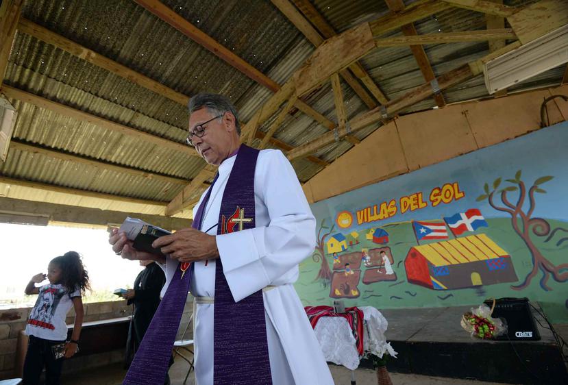 El obispo Juan Vera, de la Iglesia Metodista, se reunió ayer con residentes de la comunidad Villas del Sol para llevar a cabo 
un servicio religioso en el ranchón que les sirve de templo.