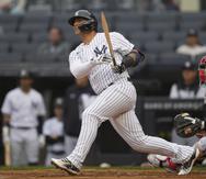 Gleyber Torres, de los Yankees de Nueva York, quiebra el bate al conectar un sencillo ante los Phillies de Filadelfia.
