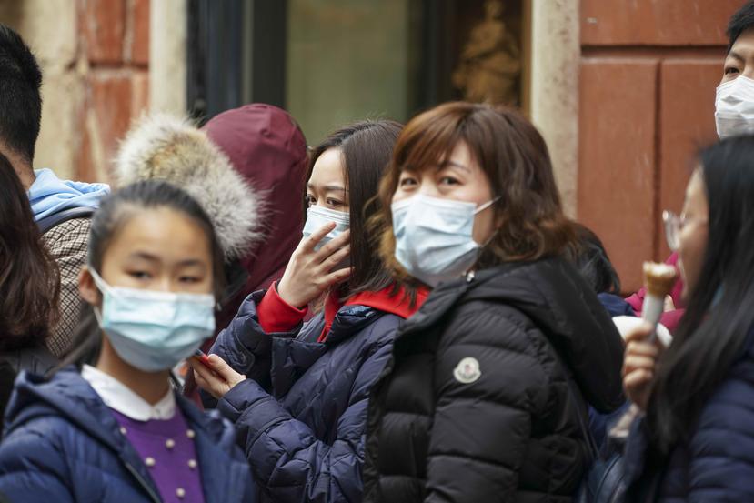 Turistas chinos portan mascarillas en Roma. (AP/Andrew Medichini)