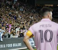 Fanáticos intentan capturar una imagen de Lionel Messi durante el partido entre el Inter Miami y LAFC.
