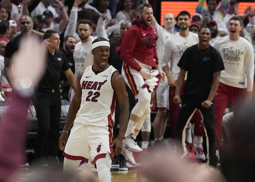 El alero del Heat de Miami Jimmy Butler tras una canasta en la segunda mitad del juego 4 de la serie de primera ronda de la postemporada ante los Bucks de Milwaukee, el lunes 24 de abril del 2023.