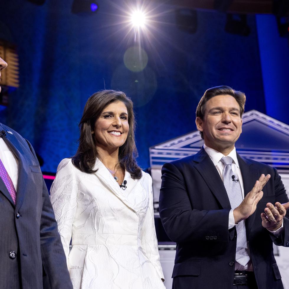 La exgobernadora de Carolina del Sur Nikki Haley (a la izquierda) y el gobernador de Florida Ron DeSantis (a la derecha) posan en el escenario previo al debate del Partido Republicano.