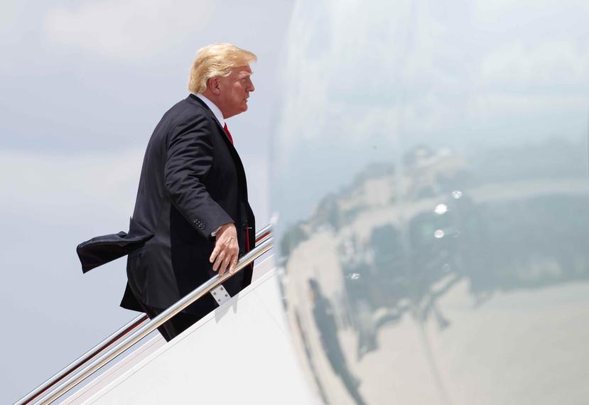 El presidente de Estados Unidos, Donald Trump, sube a bordo del Air Force One. (AP)