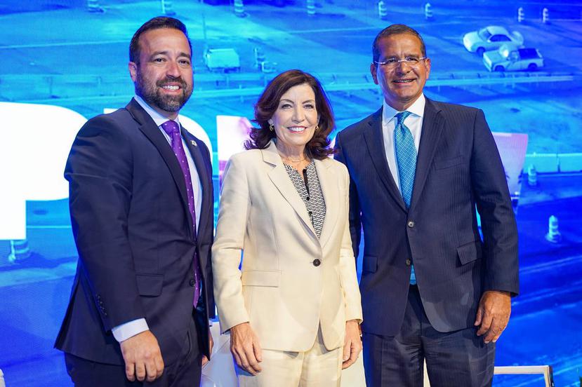 From left to right: the Secretary of State, Omar Marrero; Governor Kathy Hochul and Governor Pedro Pierluisi.