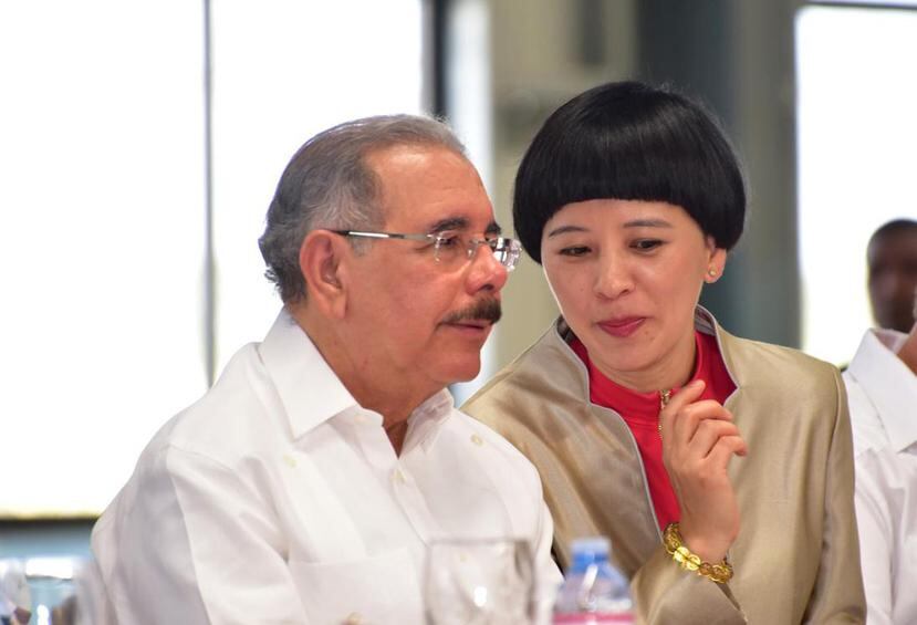 La encargada de negocios de la República Popular China, Fu Xinrong conversa con el presidente dominicano Danilo Medina. (EFE)