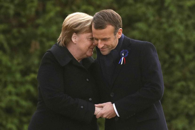 La canciller alemana Angela Merkel dejó brevemente caer su cabeza en el hombro del presidente francés Emmanuel Macron. (AP)