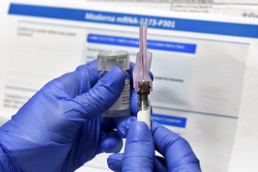 Una enfermera prepara una dosis de la posible vacuna contra el COVID-19 como parte de un ensayo clínico.