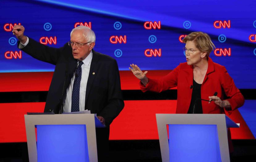 El senador independiente por Vermont Bernie Sanders, a la izquierda, y la senadora demócrata por Massachusetts Elizabeth Warren hablan durante el primero de dos debates demócratas ofrecidos por CNN. (AP)

