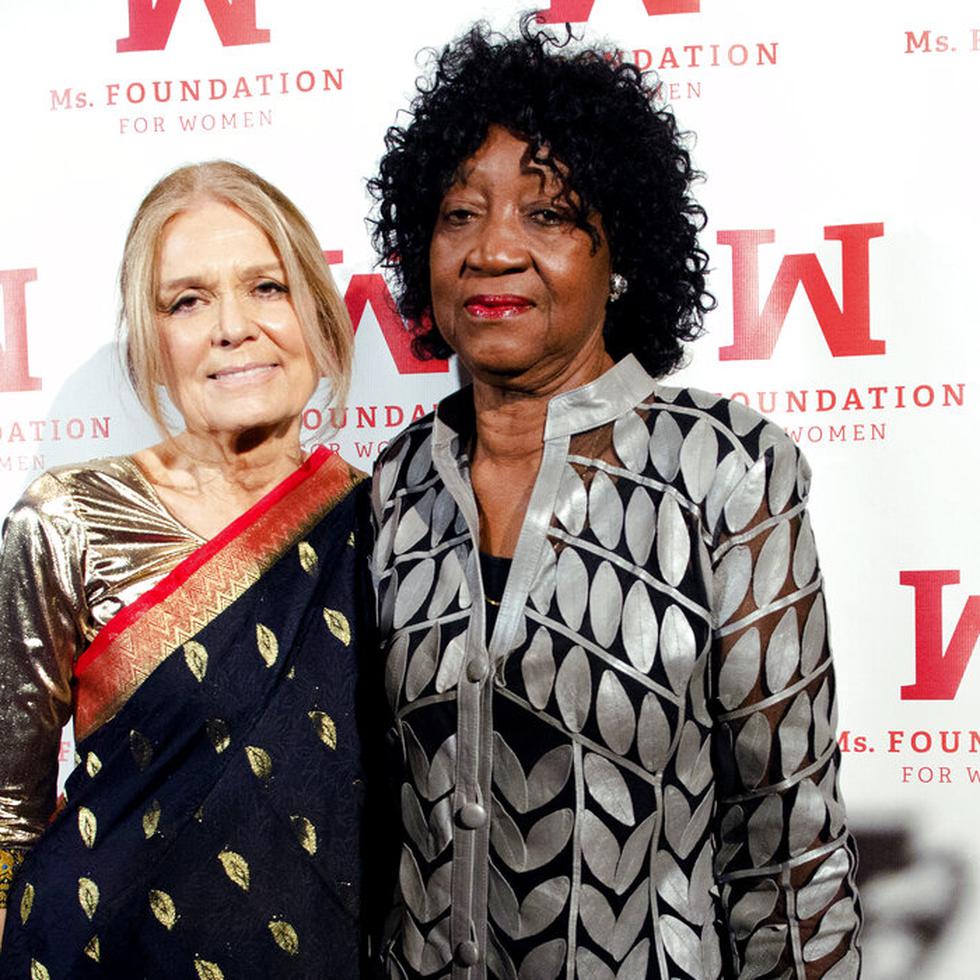 Las activistas feministas Gloria Steinem y Dorothy Pitman Hughes, a la derecha, en una foto de archivo.