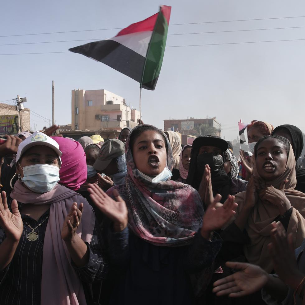 Sudaneses protestan contra el golpe militar que derrocó al gobierno el mes pasado, en Jartum, Sudán.