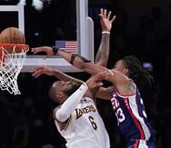 Nic Claxton, de los Nets de Brooklyn, realiza una clavada frente a LeBron James, de los Lakers de Los Ángeles.