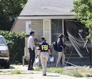 Oficiales del FBI investigan la escena donde hubo un tiroteo en  Provo, Utah, el 9 de agosto de 2023. Agentes del FBI mataron a tiros el miércoles a un hombre de Utah acusado de proferir amenazas contra el presidente Joe Biden.