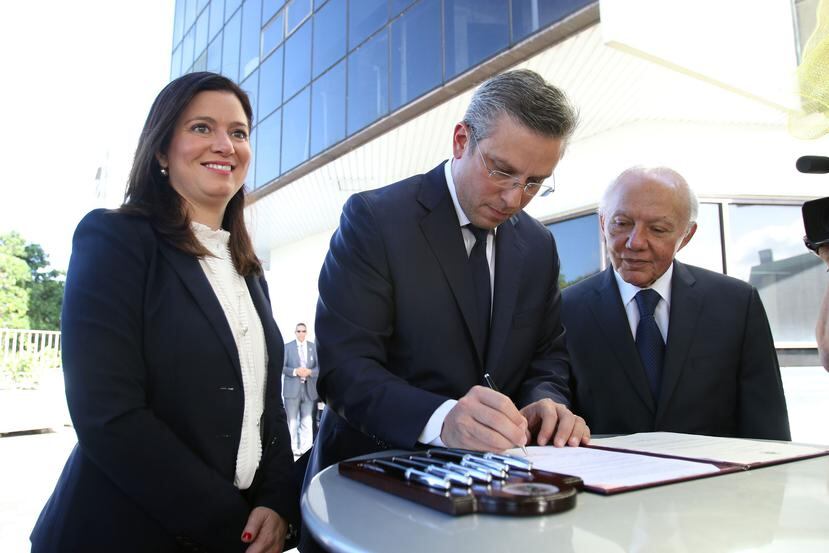 El gobernador Alejandro García Padilla junto al secretario de Justicia, César Miranda, y la presidenta del Tribunal Supremo, Maite Oronoz. (Suministrada)