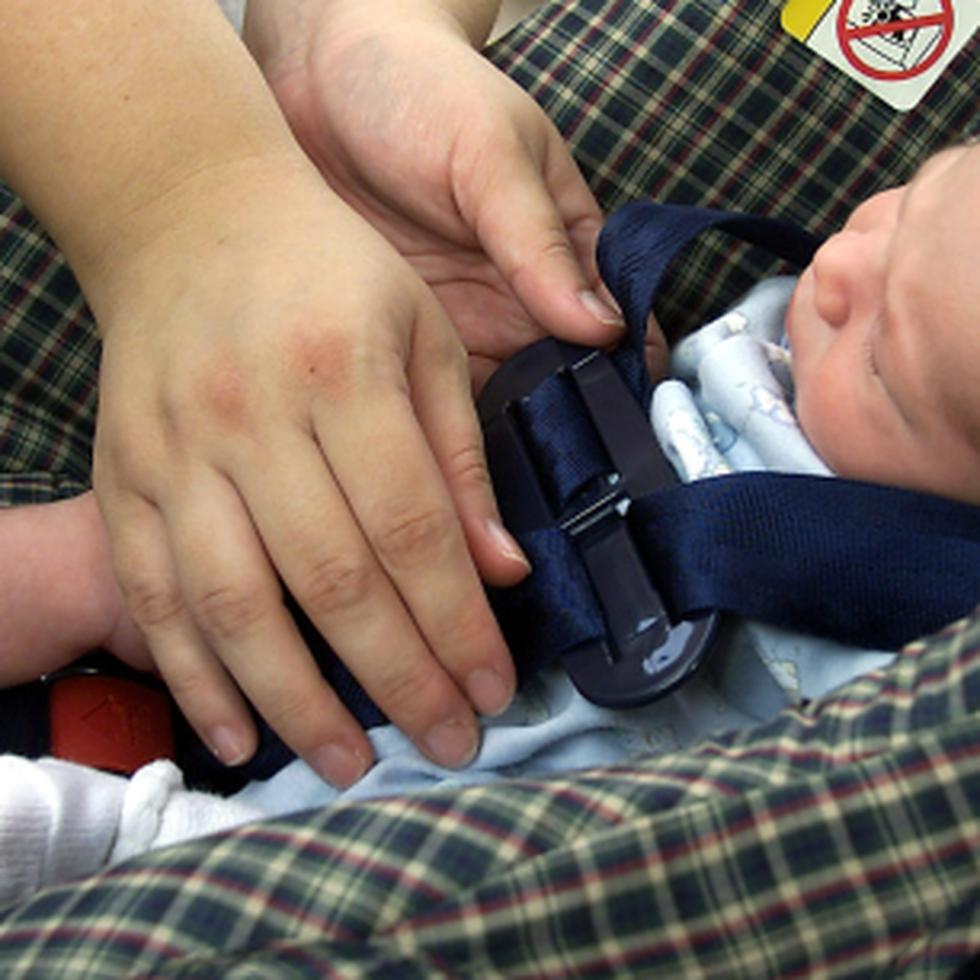 Los estudios muestran que muchas muertes y lesiones de infantes en choques de impacto lateral son en autos con niños que se detiene en una intersección. (Archivo)
