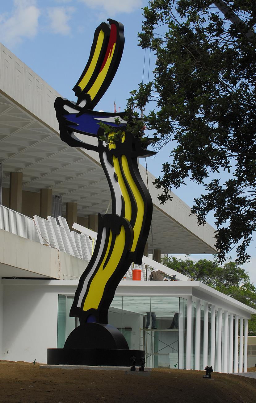 En la fachada del Museo de Arte de Ponce se encuentra la escultura “Pinceladas al aire del afamado artista estadounidense Roy Linchtenstein.