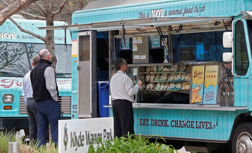 Personas ordenan comida en un food truck en Texas luego que el estado ordenó el cierre de bares y restaurantes por el coronavirus.  (EFE/EPA/Larry W. Smith)