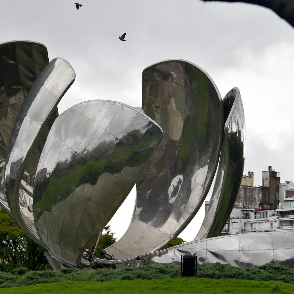 Una tormenta en Argentina causó estragos en algunas de las estructuras de ese país, entre ellas, la escultura "Floralis Generica".