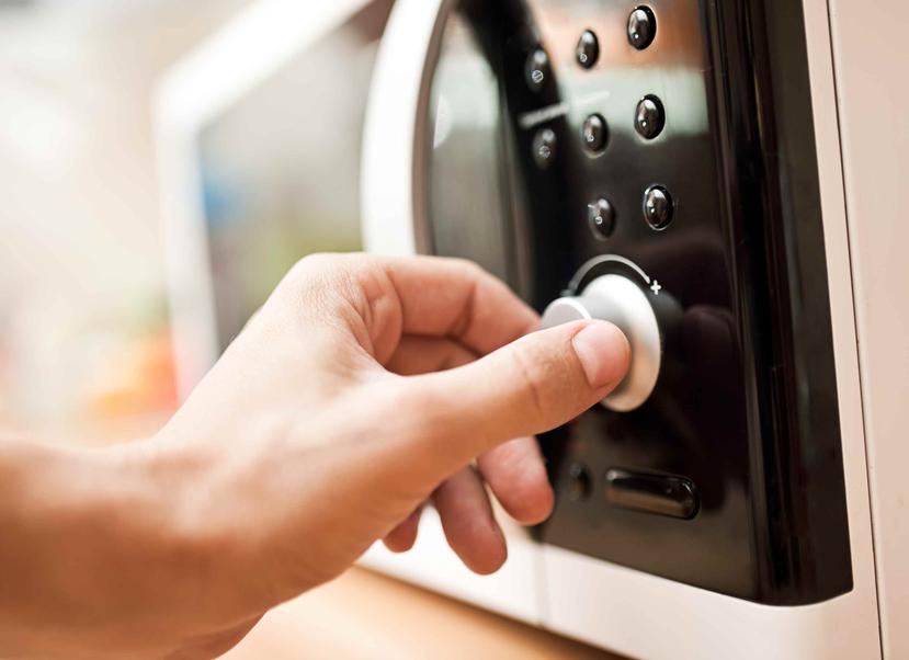 Ten cuidado al usar el microondas para decsongelar o cocinar alimentos. (Foto: Shutterstock.com)