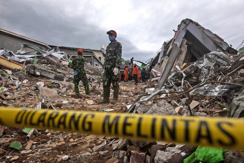 Rescatistas buscan entre los escombros a sobrevivientes de un terremoto de magnitud 6.2 en Indonesia.