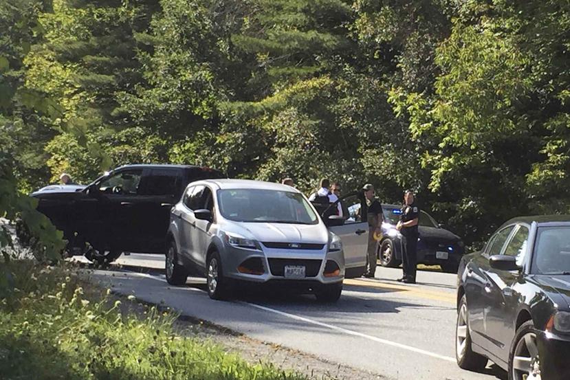 Un sospechoso de un tiroteo dentro del Centro Médico Dartmouth-Hitchcock es sacado de una Ford Escape gris en el cruce de LaHaye Drive y Mount Support Road en Lebanon, Nueva Hampshire. (AP)