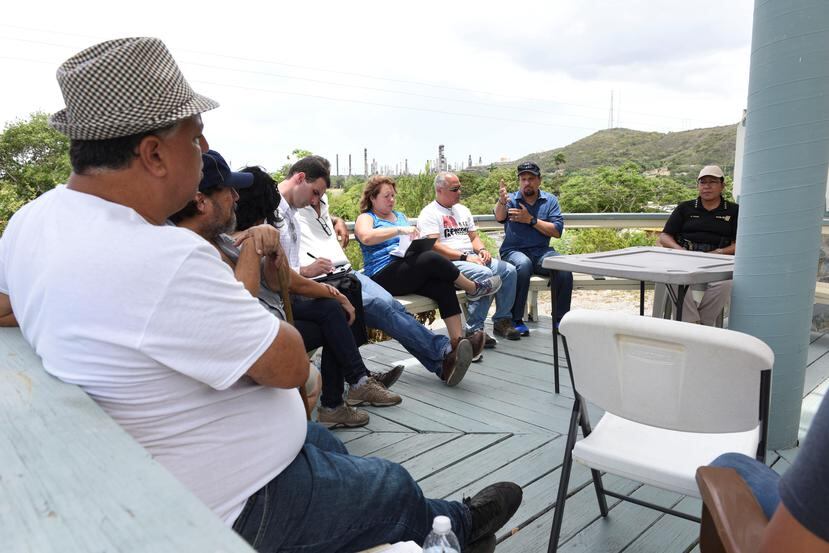 El asesor técnico de cumplimiento, Arnaldo Claudio, se reunió en 2016 con vecinos de  Tallaboa, en Peñuelas, que se oponen al depósito de cenizas en un vertedero aledaño. (GFR Media)