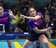 Melanie Díaz, atrás, y Adriana Díaz se quedaron cortas en el objetivo de avanzar a la ronda final de dobles femenino y de defender el oro logrado en la pasada edición de los Panamericanos Lima 2019.