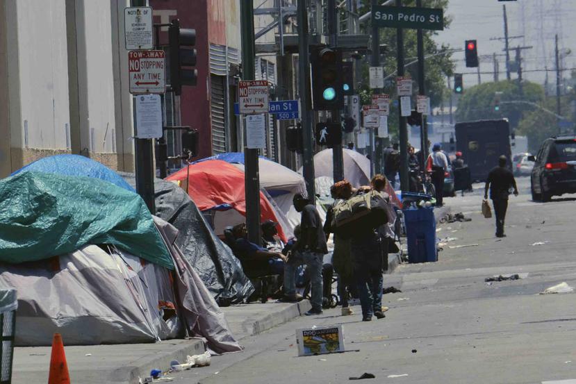 La imagen muestra tiendas de campaña en una calle en Los Ángeles. (AP)