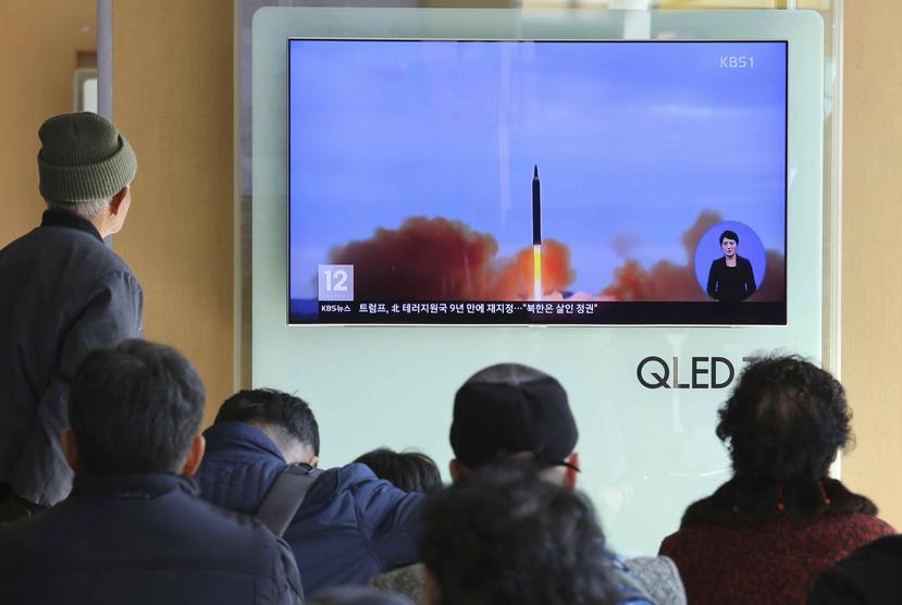 Varias personas miran por televisión escenas de archivo del lanzamiento de un misil norcoreano, en la estación ferroviaria de Seúl, Corea del Sur, el martes 21 de noviembre de 2017. (Archivo / AP)