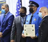 El Comisionado de la Policía, Henry Escalera, y el secretario del Departamento de Seguridad Pública, Pedro Janer, entregaron los certificados durante una ceremonia de ascensos a los rangos de sargentos, teniente primero y teniente segundo.