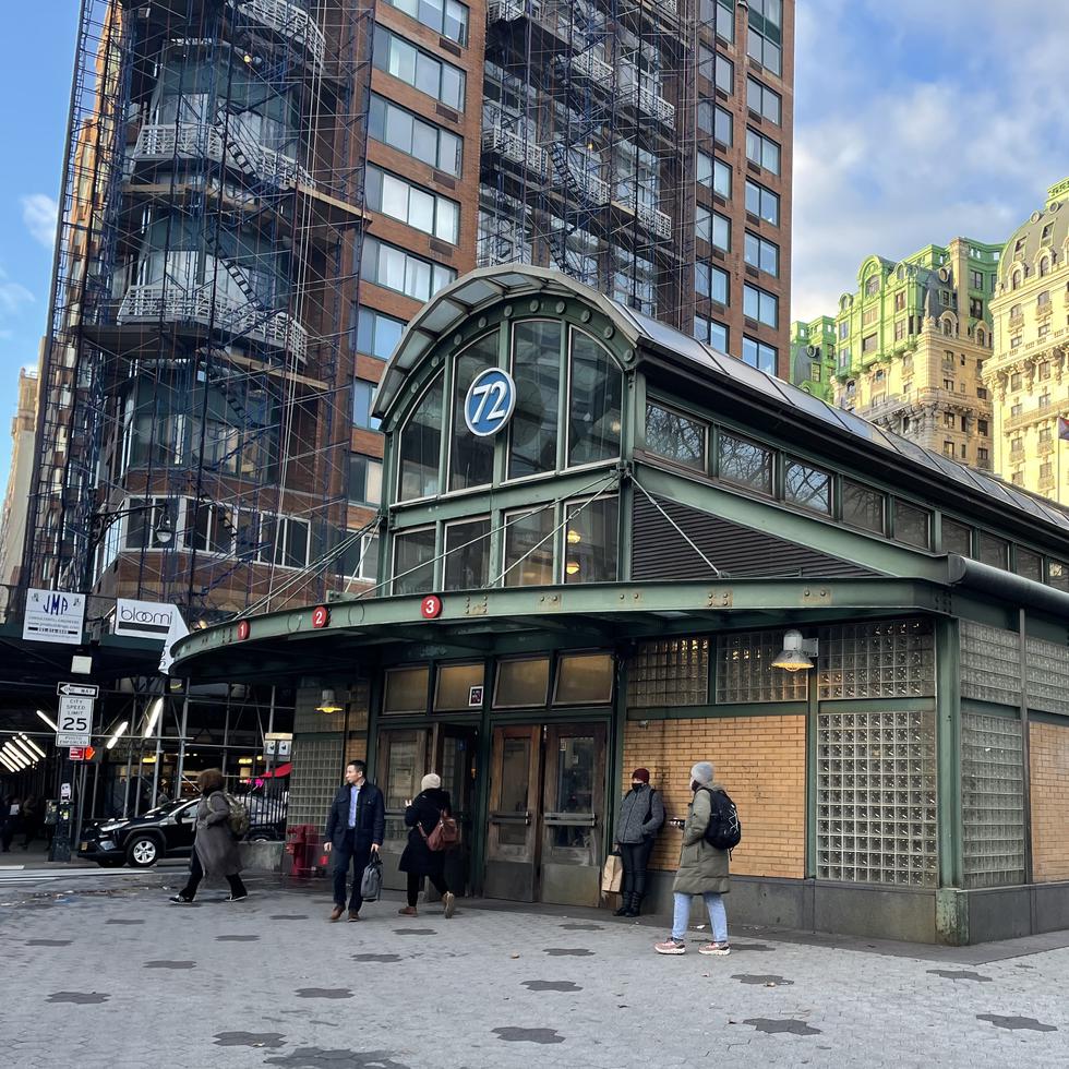 Personas caminan en Verdi Square, el 19 de diciembre de 2023, una plaza donde en una de sus 'citas', pasean los personajes principales del film romántico "You've got mail", ubicada en el Upper West Side de Manhattan en Nueva York.