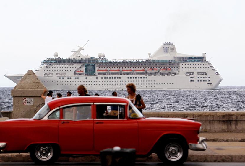 Un crucero con turistas que pasa frente al Malecón en La Habana en el 2017. (EFE)
