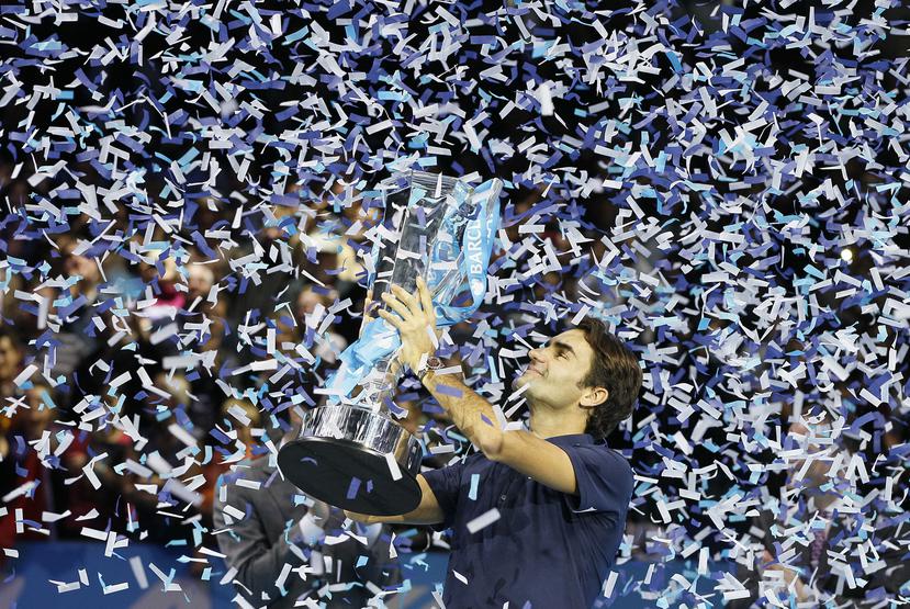 Roger Federer alza el trofeo de campeón luego de vencer al francés Jo-Wilfried Tsonga en la final de sencillos en las ATP World Tour Finals, en la Arena O2 de Londres en noviembre de 2011.