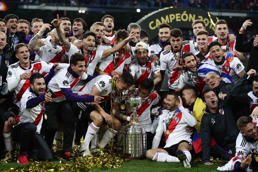 El River Plate celebra con el trofeo de la Copa Libertadores. (AP)